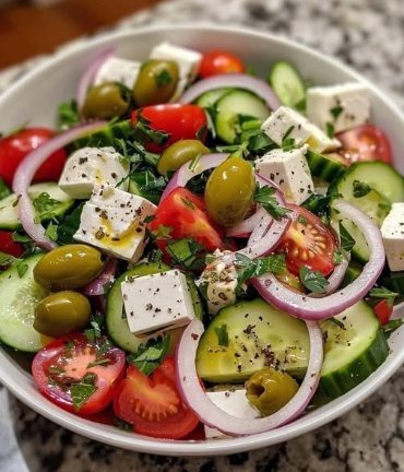 🥗 Classic Greek Salad (Horiatiki) 🇬🇷 485006839_122198174636149657_7392013574264107690_n